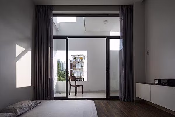 Phòng ngủ của bố mẹ được thiết kế mở với khá nhiều cửa kính, tạo cảm giác rộng rãi hơn.