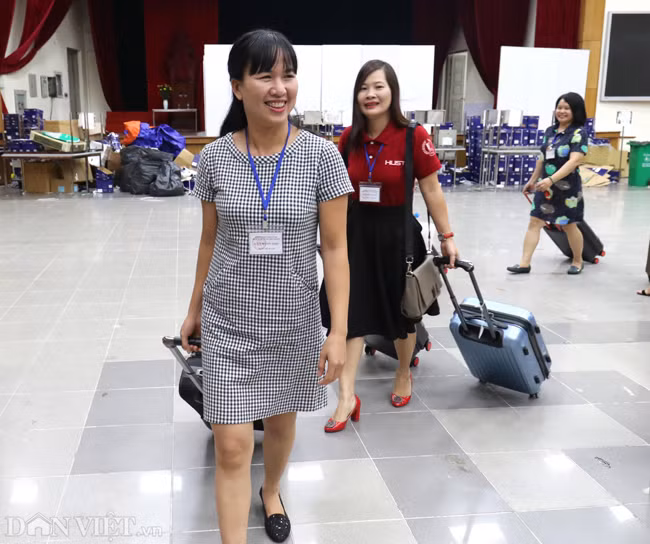 Những cán bộ vui mừng khi được bước chân ra ngoài sau 14 ngày cách ly.