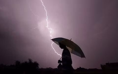 Cô gái bị sét đánh trúng tử vong khi đứng trước hiên nhà trong cơn giông. Ảnh minh họa.