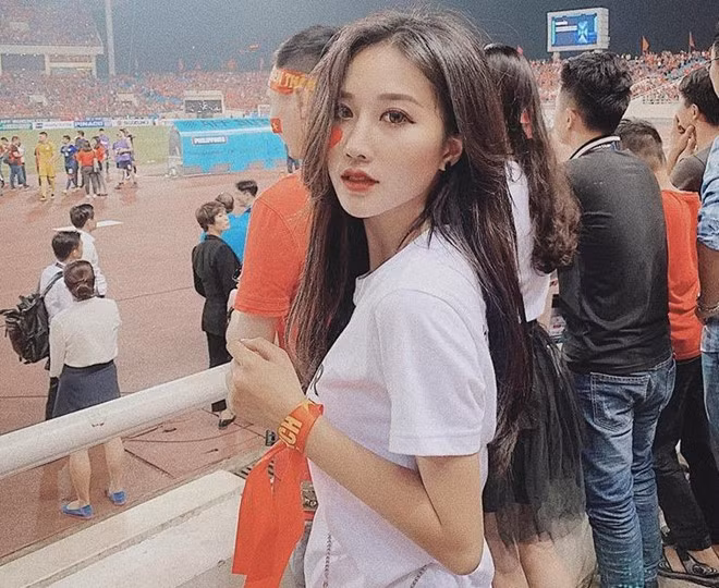 Trần Linh Hương (sinh năm 1997, Tuyên Quang) được nhiều dân mạng chú ý khi xuất hiện trên khán đài trận bán kết lượt về giữa tuyển Việt Nam và Philippines tại giải AFF Cup 2018. Bức ảnh của Linh Hương được chia sẻ nhiều trên các diễn đàn trai xinh gái đẹp Việt Nam.