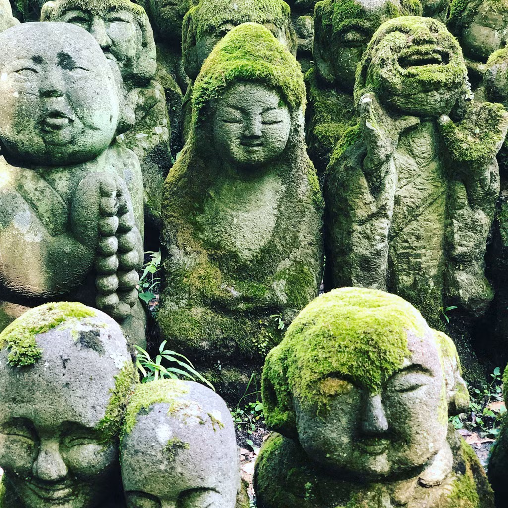 Đền Otagi Nenbutsuji không chỉ là điểm đến thú vị để lang thang, dạo chơi. Nơi đây cũng chứa đựng câu chuyện lịch sử ly kỳ. Ngôi đền được thành lập vào thế kỷ 8. Một thời gian sau, đền bị lũ lụt và hỏa hoạn tàn phá. Người ta chuyển sang xây Otagi Nenbutsuji ở địa điểm an toàn hơn vào năm 1922. Thật không may, thảm họa lần nữa ập đến năm 1950, Otagi Nenbutsuji bị tàn phá nặng nề bởi một cơn bão. Ảnh: Aimeeteegarden.