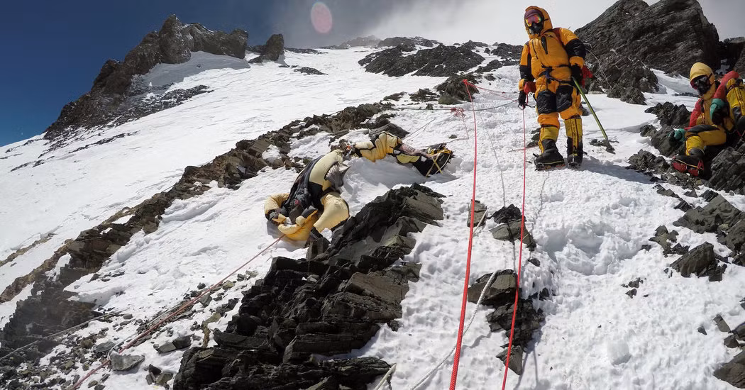 Lộ gần 300 thi thể người ở Everest: Báo hiệu điều đáng sợ sắp đến? Lo gan 300 thi the nguoi o Everest: Bao hieu dieu dang so sap den?