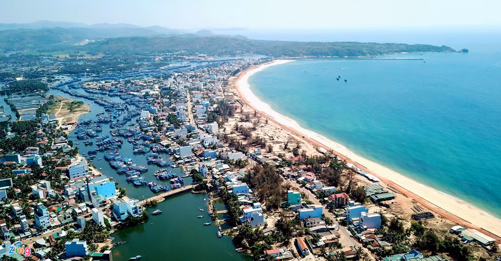 Từ lâu, làng chài xã Tam Quan Bắc (huyện Hoài Nhơn) nổi tiếng với "binh đoàn tàu xa bờ" công suất lớn với hàng nghìn ngư dân gắn bó với nghề câu cá ngừ đại dương. Vào mỗi mùa trăng hàng tháng, hơn 1.000 tàu thuyền xa bờ trở về cập cảng Tam Quan bán cá ngừ đại dương cho thương lái.
