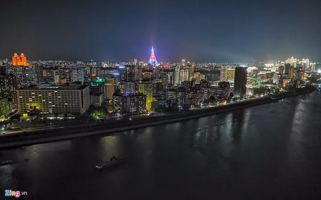 Thành phố Bình Nhưỡng về đêm, xa xa là khách sạn Ryugyong cao nhất Bình Nhưỡng với 105 tầng nhưng vẫn chưa được khánh thành. Thủ đô của Triều Tiên có những tòa nhà chung cư đẹp, được cấp cho giới trí thức có nhiều đóng góp với đất nước.