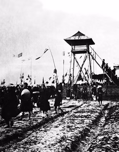 Các thí sinh đi vào trường thi Nam Định trong Kỳ thi 1897. Dưới triều Nguyễn, cứ 3 năm triều đình lại mở khóa thi Hương ở các tỉnh lớn dành cho mọi đối tượng, người thi đỗ được gọi là Cử nhân, năm sau sẽ lên kinh đô để thi Hội và thi Ðình. Người đậu khóa thi Hội được gọi là Thám hoa, đậu khóa thi Ðình được gọi là Tiến sĩ.