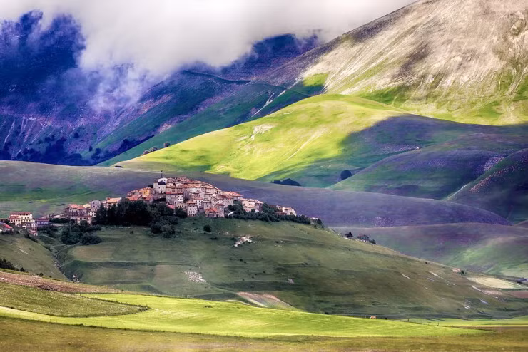Castelluccio, Umbria, Ý: Một ngôi làng rất nhỏ nằm trên núi cao và được bao quanh xung quanh bởi thiên nhiên nổi bật. Với chiều cao 1452 m, Castelluccio là ngôi làng cao nhất ở Apennines. Chính thức được thành lập vào thế kỷ 13, khu định cư đã có người ở ngay cả trước đó. Các sườn dốc màu mỡ được canh tác vun trồng đậu lăng. Ngôi làng nhỏ nổi tiếng với những thung lũng đầy màu sắc, hoa anh túc, hoa cải dầu và hoa dại bắt đầu nở rộ vào mùa xuân và mùa hè.