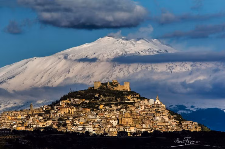 Catania, Ý: Thị trấn được thành lập bên cạnh Etna - ngọn núi lửa hoạt động cao nhất ở châu Âu và cũng là một trong những nơi đẹp nhất. Catania, nơi từng là một trung tâm văn hóa hưng thịnh quan trọng của Ý với núi lửa Etna tạo ra một vùng đất màu mỡ, nhưng cũng có thể gây ra nhiều thiệt hại cho người dân.
