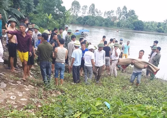Lat thuyen song Cuu Yen - Hai Duong: Hai ba chau gap nan