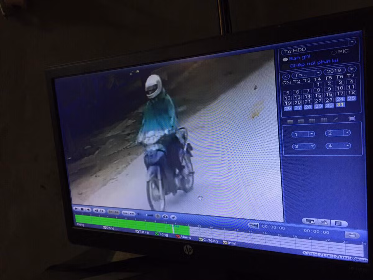 Trước khi xảy ra vụ cướp ngân hàng Agribank Phú Thọ, camera nhà người dân khu vực trên đã quay lại cảnh đối tượng mặc áo mưa đi trên xe máy đã đi thăm dò quanh khu vực ngân hàng. Theo hình ảnh từ camera, đối tượng đi lòng vòng qua nhà nghỉ Hoa Hồng đối diện chi nhánh ngân hàng Agribank Thanh Hà.