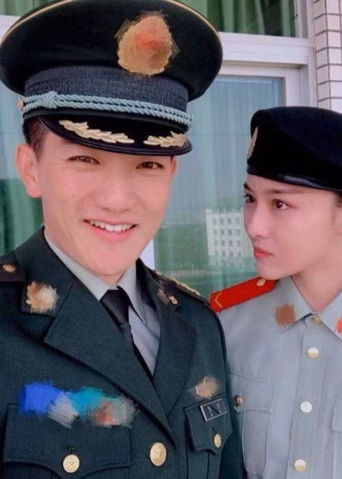 Hà Tiệp cũng chính là người giúp Trương Hinh Dư cắt đi mái tóc dài để cô có thể làm nhiệm vụ dễ dàng hơn. Ảnh: Weibo