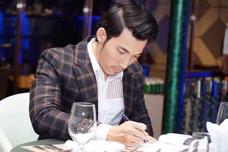 Bỉnh Phát luôn chuẩn bị chu toàn cho mỗi lần dẫn chương trình. Ảnh: FBNV