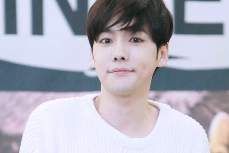 Trong Winner, Jinwoo là gương mặt đại diện của nhóm bởi sở hữu vẻ ngoài điển trai. Anh cũng là giọng hát chính.