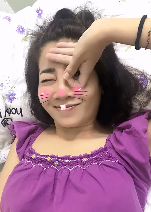 Đang điều trị bệnh, Mai Phương tỏ ra khá hứng thú thực hiện thử thách gây bão mạng xã hội "ngón tay xoắn quẩy".
