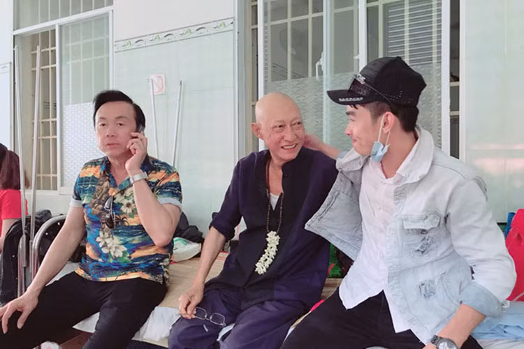 Theo chia sẻ của nghệ sĩ Lê Bình, chiều ngày 28/8, ông sẽ được về nhà, 20 ngày sau tiếp tục tái khám, điều trị. Ảnh: Zing