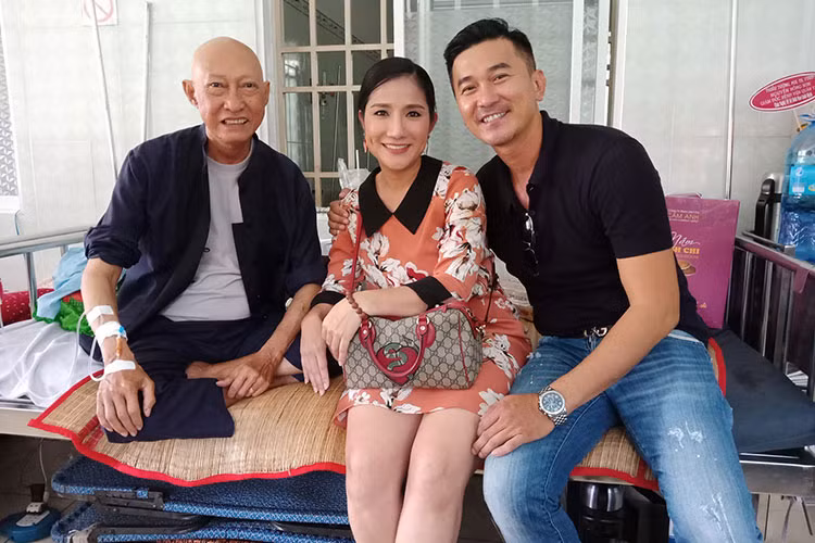 Nghệ sĩ Cát Tường đến thăm Lê Bình thì gặp diễn viên Quốc Cường. Theo lời Cát Tường, nghệ sĩ Lê Bình cho hay bác sĩ nói chắc chắn trị được bệnh cho ông.