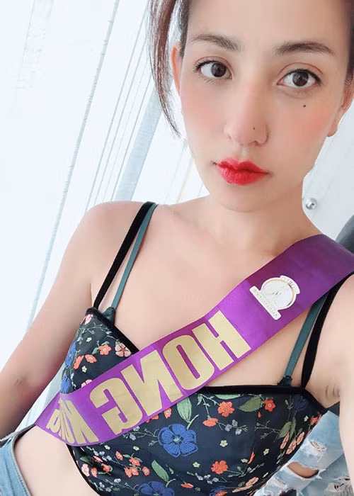 Đại diện Hong Kong năm nay 23 tuổi, cao 1m73, sở hữu số đo ba vòng 90-58-98. Ảnh: FBNV