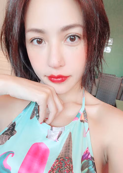 Cách đây ít lâu, người đẹp 23 tuổi cập nhật trạng thái đã đính hôn trên trang cá nhân. Ảnh: FBNV