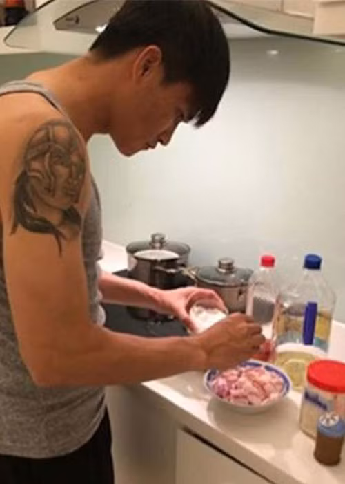 Công Vinh nổi tiếng là người chồng rất chiều chuộng vợ.