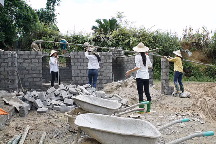 Các thí sinh đã phải vất vả băng qua những đoạn đường nguy hiểm mới đến được thôn Xà Phìn.