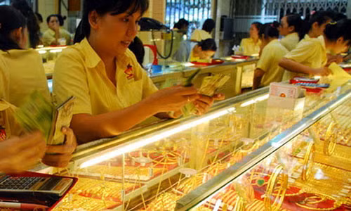 Gia vang hom nay 3/8: USD tang vot, vang tut xuong day moi