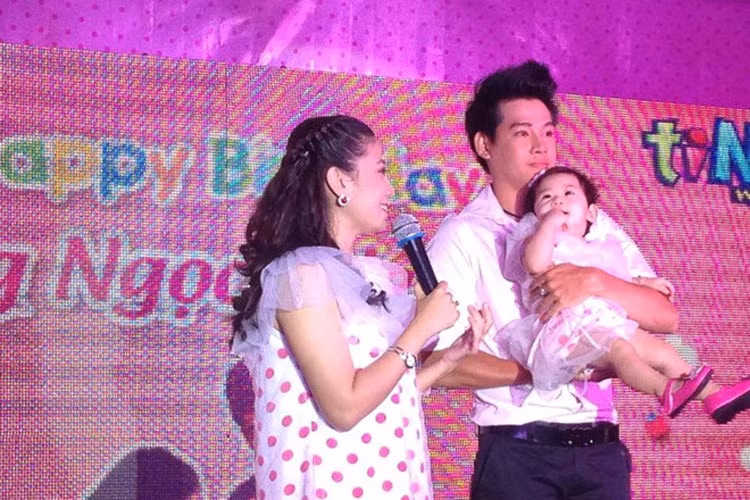Mai Phương và Phùng Ngọc Huy có một cô con gái tên Phùng Ngọc Thiên Như (Lavie). Cô nhóc chào đời vào tháng 8/2013. Ảnh: Zing