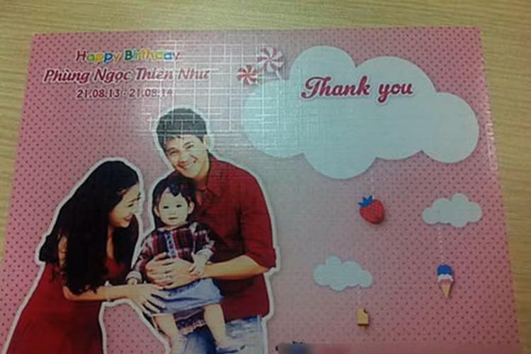 Phùng Ngọc Huy chụp ảnh bên con gái và Mai Phương nhân dịp bé tròn 1 tuổi. Sau này, hình ảnh Phùng Ngọc Huy bên con gái không được công khai. Ảnh: Zing