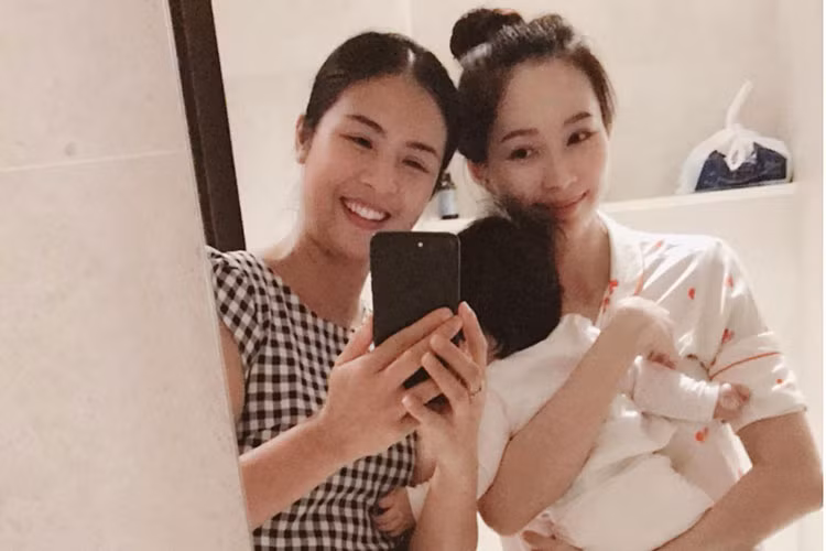 Ở tuổi 27, mỹ nhân Việt này là bà mẹ bỉm sữa vô cùng giản dị bên con gái.