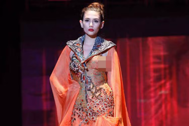 Bị phạt 3,5 triệu đồng vì ăn mặc hở hang trên sân khấu cũng vào năm 2012 là siêu mẫu Hoàng Yến. Ảnh: Nguoilaodong