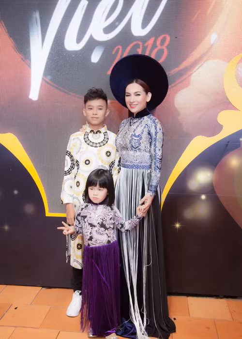 Tham gia chương trình, Hồ Văn Cường làm người mẫu cùng mẹ nuôi Phi Nhung.