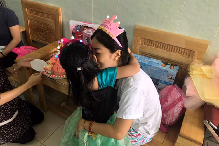 Hình ảnh Mai Phương âu yếm con gái gây xúc động. Ảnh: Zing