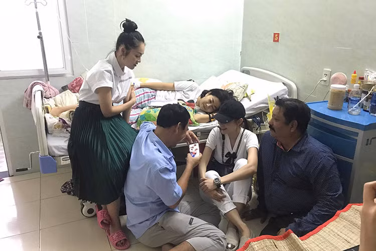 “Trong phòng bệnh chỉ có sự động viên lạc quan và tiếng cười. Không hề có sự than vãn hay đầu hàng với số phận. Mai Phương biết ngoài kia còn có nhiều người yêu thương mình nên mạnh mẽ lắm. Rồi mọi thứ sẽ tốt thôi bạn nhỉ”, Minh Hằng tâm sự. Ảnh: FBNV
