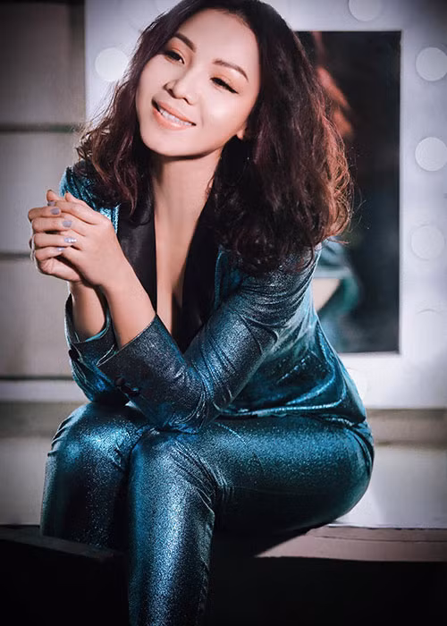 Sau liveshow vào năm 2014, Khánh Loan thực hiện live concert tại sân khấu của danh hài Vân Sơn. Ảnh: FBNV