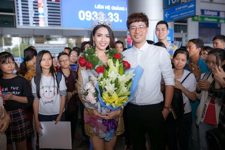 Diễn viên Đoàn Thanh Tài - người bạn thân thiết của Phan Thị Mơ cũng ra sân bay chờ đón cô.
