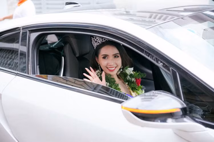 Dan sieu xe noi duoi don Hoa hau Phan Thi Mo