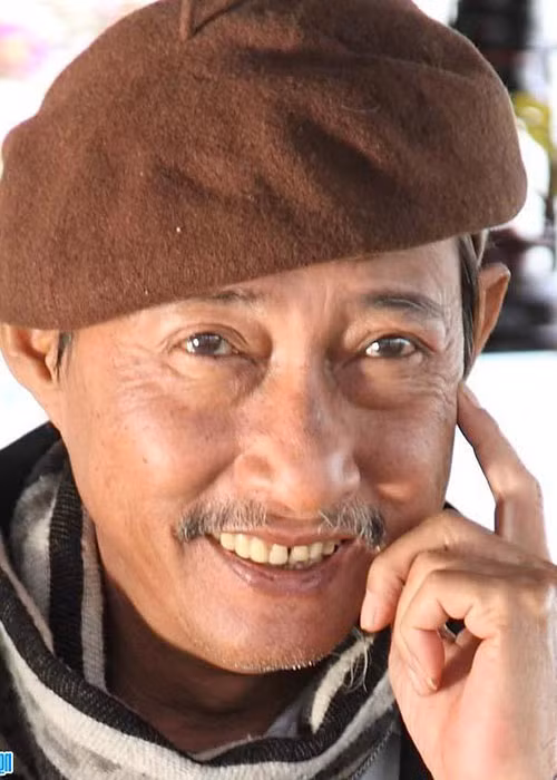 Nghệ sĩ Lê Bình là gương mặt quen thuộc của màn ảnh và sân khấu kịch phía Nam. Ông từng đóng phim "Đất phương Nam", "Mùa len trâu". Ảnh: Nguoinoitieng