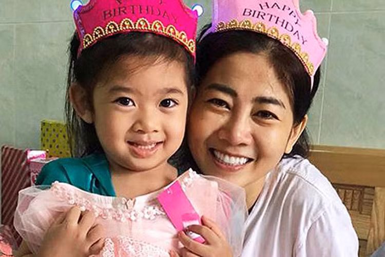 Mai Phương làm mẹ đơn thân suốt 5 năm qua và hiện mắc bệnh ung thư phổi. Ảnh: Danviet