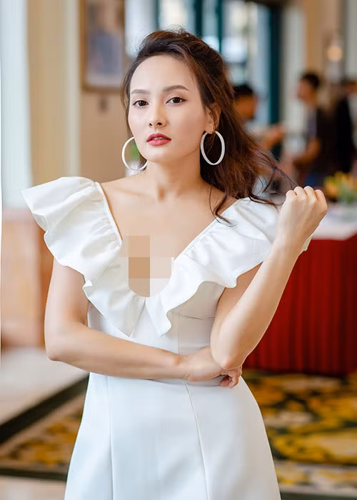 Nàng dâu Minh Vân của "Sống chung với mẹ chồng" diện váy trắng gợi cảm dự sự kiện.