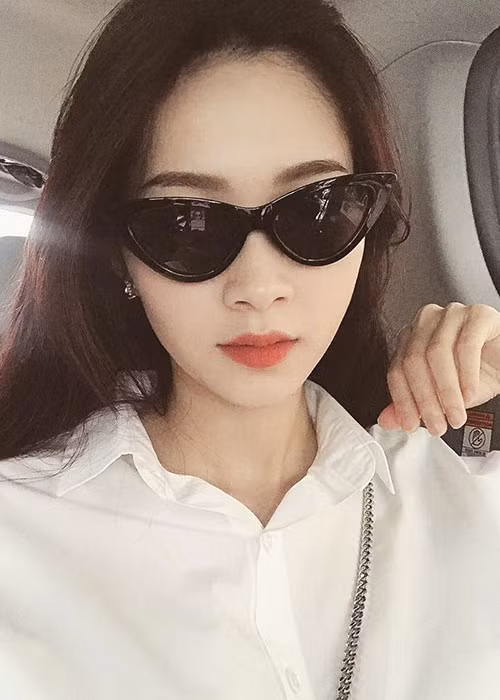 Hình ảnh Đặng Thu Thảo đẹp rạng rỡ sau khi sinh con ít lâu.
