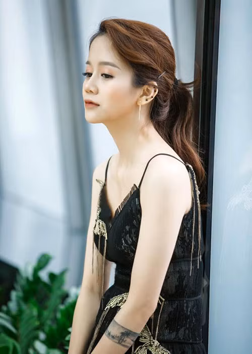 An Nguy sở hữu gương mặt trẻ thơ. Vì vậy, nhiều người ngỡ ngàng khi biết cô đã bước sang tuổi 31. Gần đây, An Nguy và Kiều Minh Tuấn vướng tin đồn tình cảm. Ảnh: FBNV