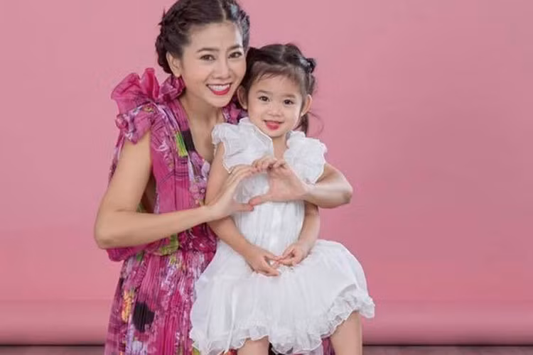 Nữ diễn viên phim "Hương phù sa" cảm thấy hạnh phúc nhờ cô con gái nhỏ của mình.