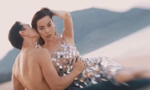 Kim Ly coi tran, om hon Ho Ngoc Ha trong MV moi