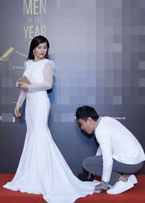 Hình ảnh nam diễn viên phim "Em chưa 18" ngồi xuống chỉnh váy cho bà xã hơn tuổi.
