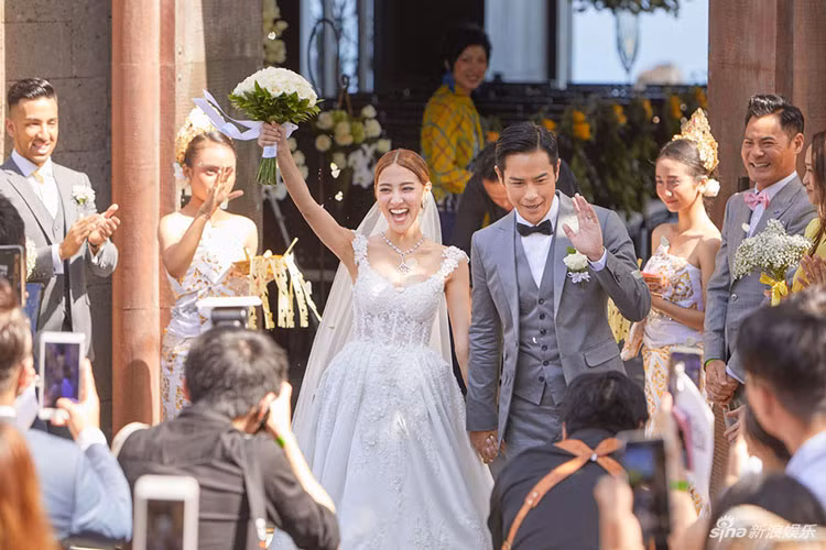  Trịnh Gia Dĩnh vừa làm đám cưới với Trần Khải Lâm. Cô là Hoa hậu Hong Kong kém chồng đến 22 tuổi. Ảnh: Sina