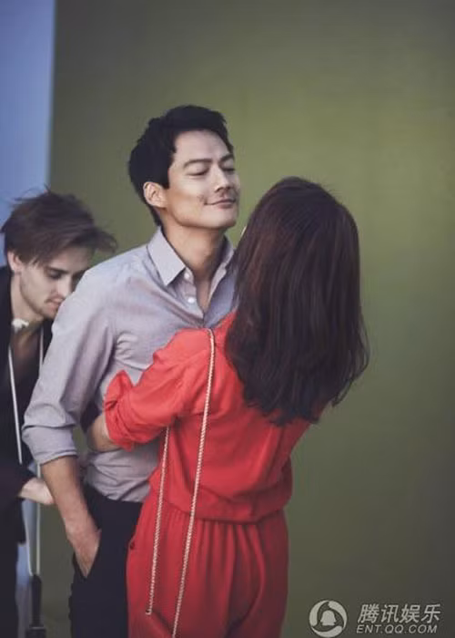 Chụp hình quảng cáo, Châu Tấn nũng nịu ông xã ở hậu trường. Ảnh: QQ
