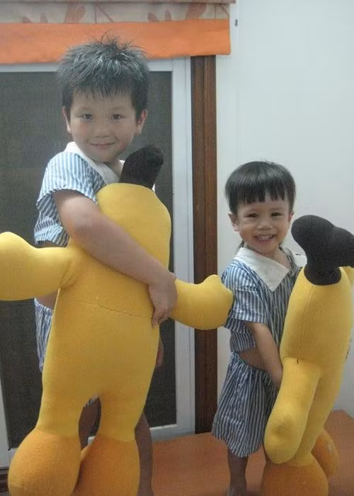 Bé Gà được nhận xét có nhiều nét giống bố trong khi bé Voi lại giống mẹ nhiều hơn. Ảnh: Pose
