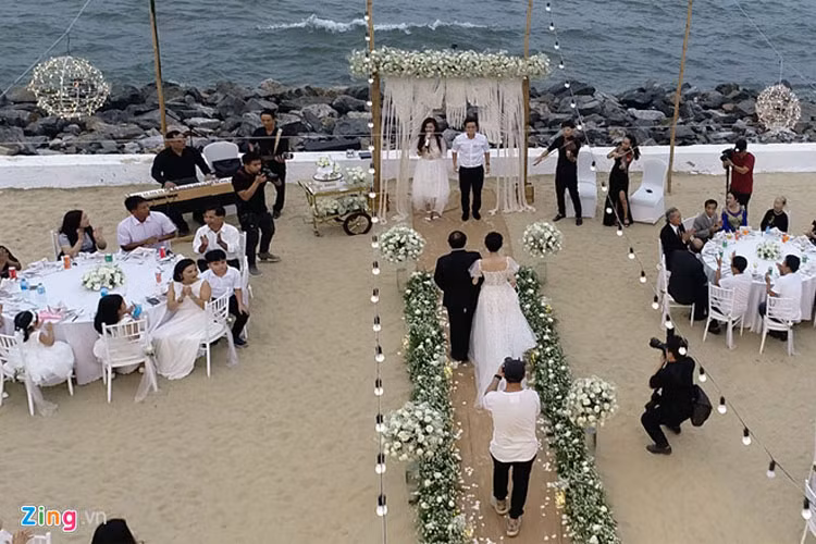  Lễ đính hôn của Nhã Phương - Trường Giang đã diễn ra vào tối ngày 24/8. Trong ngày vui, Nhã Phương diện váy cưới của NTK Chung Thanh Phong. Trong ảnh, bố của Nhã Phương dắt tay con gái trao cho Trường Giang. Ảnh: Zing