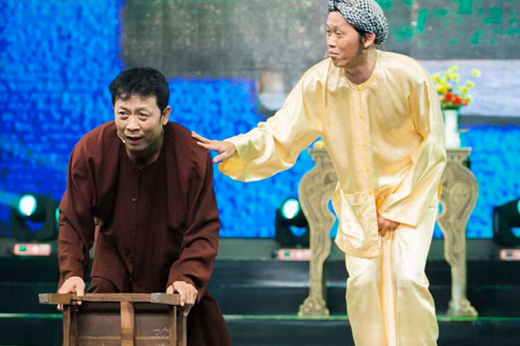 Ngoài đời, Vân Sơn và Hoài Linh vẫn là anh em thân thiết. "Công việc của tôi hiện tại cũng không liên quan đến Hoài Linh nhưng khi nào tôi cần Linh, em ấy đều sắp xếp để hỗ trợ cho tôi", Vân Sơn chia sẻ trên Dân Việt. Ảnh: Nguoilaodong