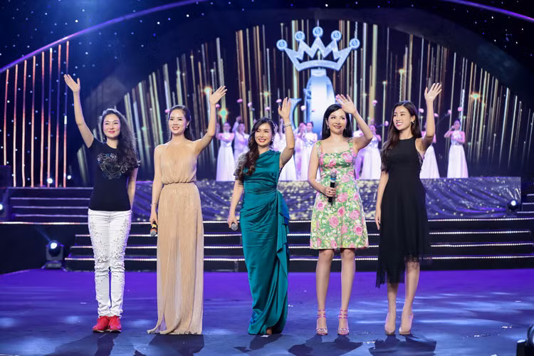 Tổng đạo diễn Hoàng Nhật Nam chia sẻ: “Gala 30 năm sẽ là đêm hội quy tụ đông đủ nhất hoa hậu, á hậu qua các thời kỳ Hoa hậu Việt Nam và các cựu hoa hậu cũng sẽ có những màn biểu diễn nghệ thuật đặc sắc mà công chúng chưa bao giờ chứng kiến".
