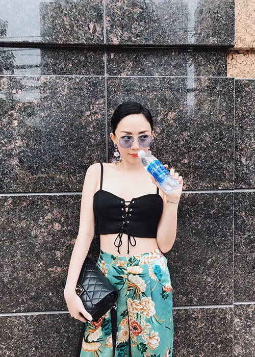 Giọng ca "Ngày mai" khéo chọn các thiết kế khoe những lợi thế hình thể: eo thon, làn da trắng, chân thon dài. Ảnh: FBNV