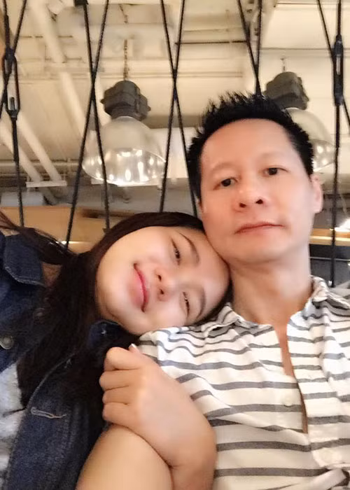 Trước lệnh bắt giữ của tòa án Mỹ, đại gia Đức An chưa vội về Mỹ mà ở lại Việt Nam cho đến khi kết thúc vụ kiện tranh chấp tài sản giữa ông và Ngọc Thúy. Ảnh: FBNV
